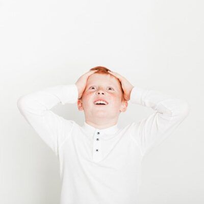 nino-pelirrojo-expresion-sorprendido