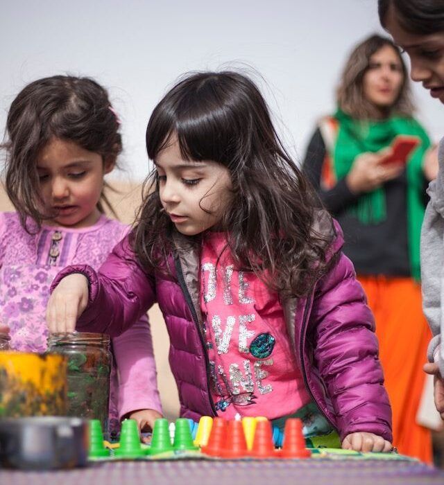 niñas jugando con materiales y recursos materiales audición