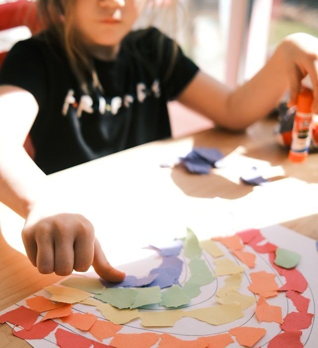 niña juagndo con materiales y recursos